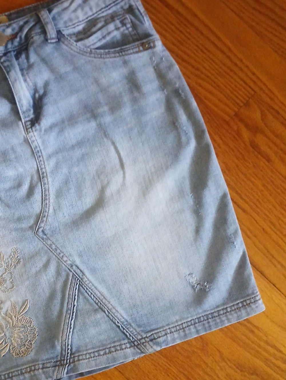 Democracy Light Wash Embroidered & Distresses Denim Skirt ■ Size 4 - Picture 3 of 7